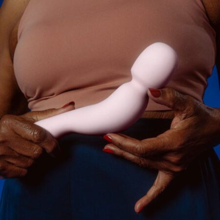 Dame Com Wand Vibrator in Periwinkle being held
